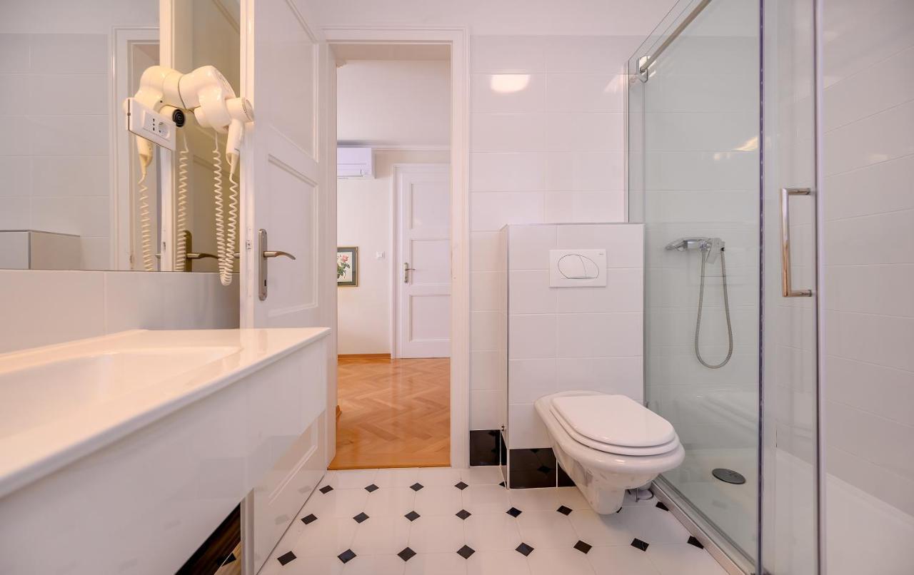 Palace Schoen Milesi - Esense Of Prestige - Private Pool - Free Parking - Old Money Style Luxury Rooms - Walking Distance To The Old Town, The Beach And All Amenities - Buralux Properties スプリト エクステリア 写真