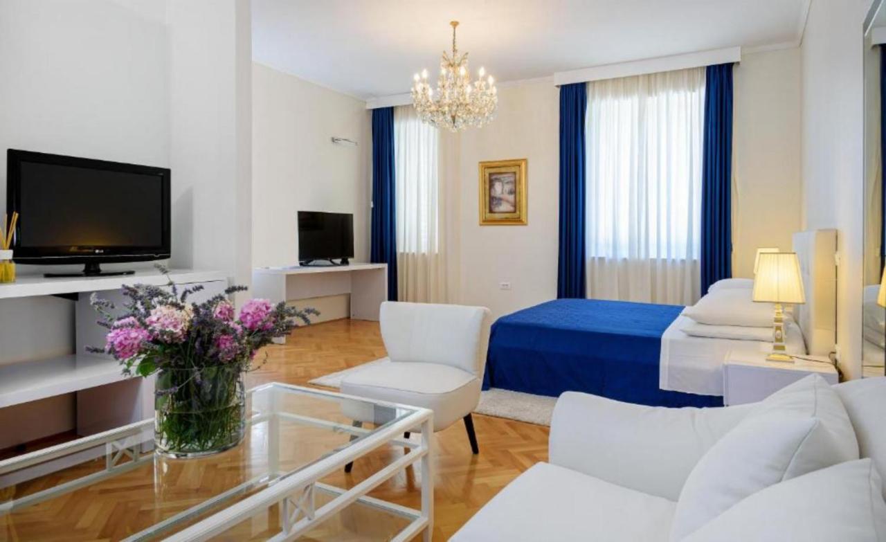 Palace Schoen Milesi - Esense Of Prestige - Private Pool - Free Parking - Old Money Style Luxury Rooms - Walking Distance To The Old Town, The Beach And All Amenities - Buralux Properties スプリト エクステリア 写真