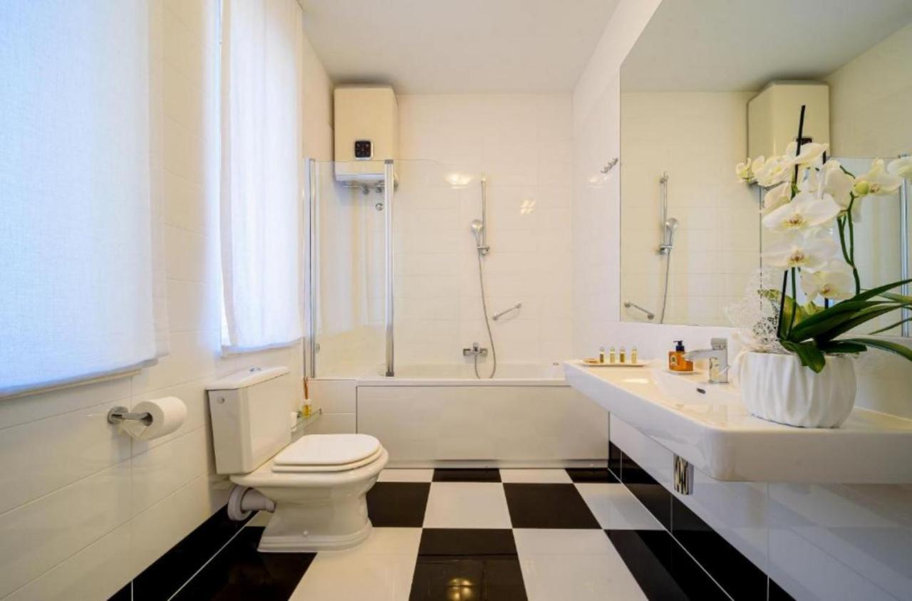 Palace Schoen Milesi - Esense Of Prestige - Private Pool - Free Parking - Old Money Style Luxury Rooms - Walking Distance To The Old Town, The Beach And All Amenities - Buralux Properties スプリト エクステリア 写真