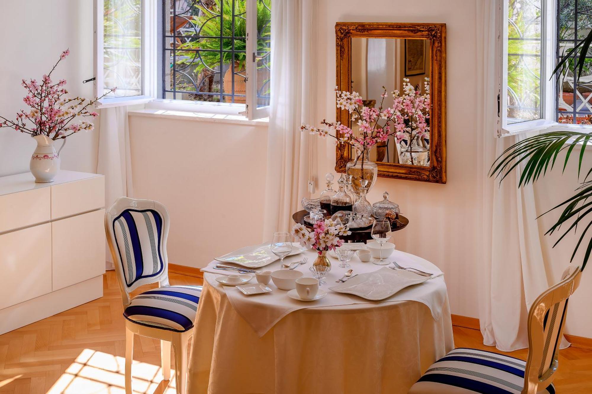 Palace Schoen Milesi - Esense Of Prestige - Private Pool - Free Parking - Old Money Style Luxury Rooms - Walking Distance To The Old Town, The Beach And All Amenities - Buralux Properties スプリト エクステリア 写真