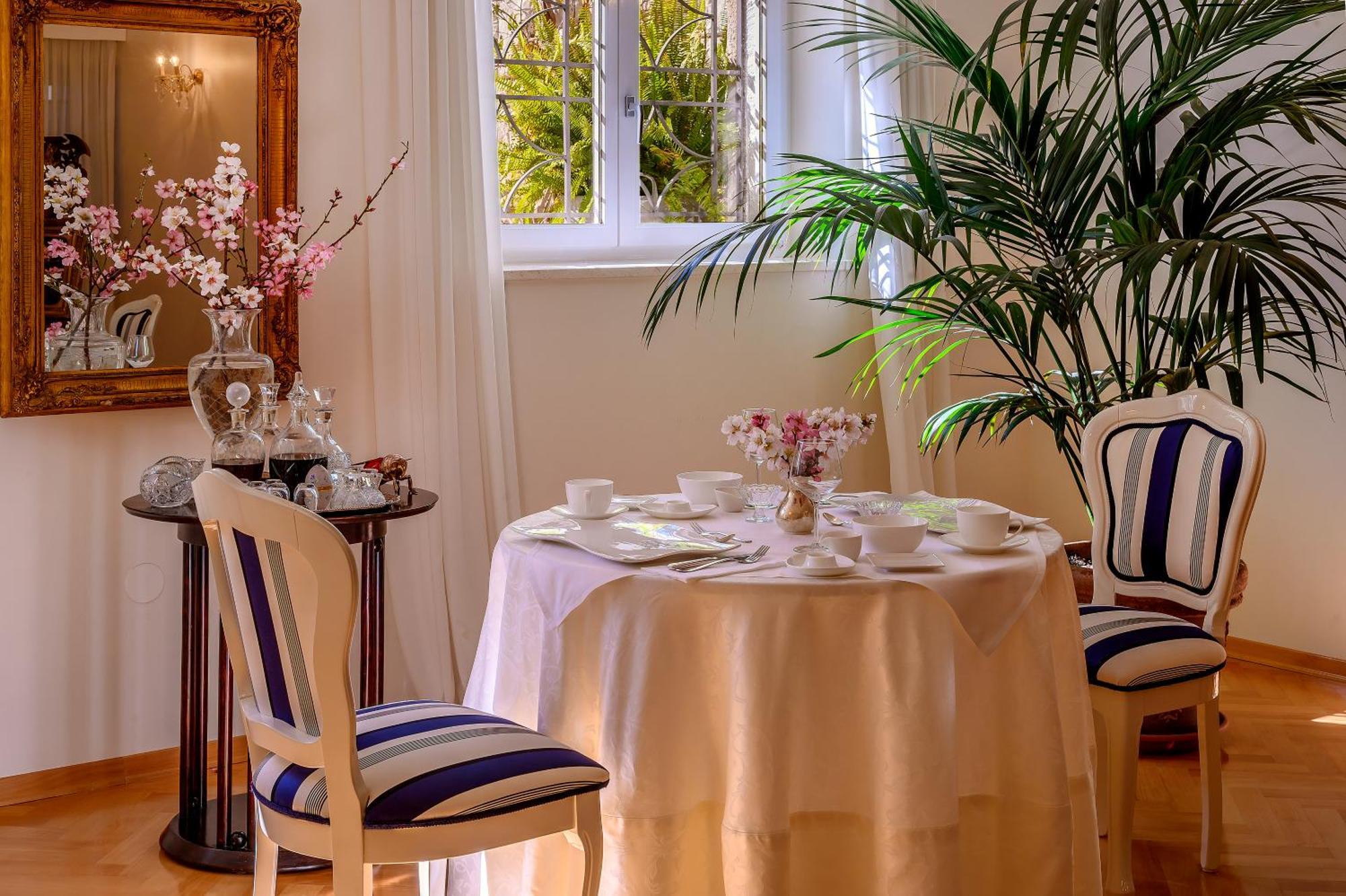 Palace Schoen Milesi - Esense Of Prestige - Private Pool - Free Parking - Old Money Style Luxury Rooms - Walking Distance To The Old Town, The Beach And All Amenities - Buralux Properties スプリト エクステリア 写真